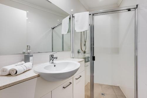 Gallery 10 with views, pool and tennis court