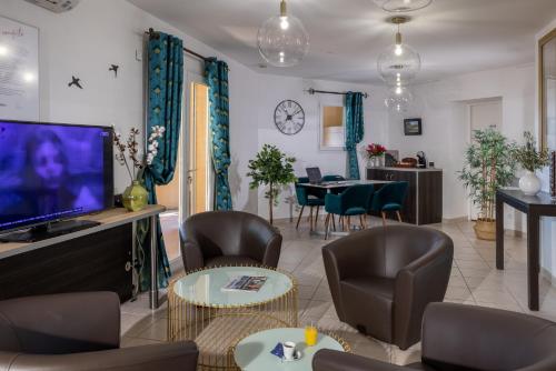 Лоби, The Originals City, Hôtel Côté Sud, Marseille Est in Алош