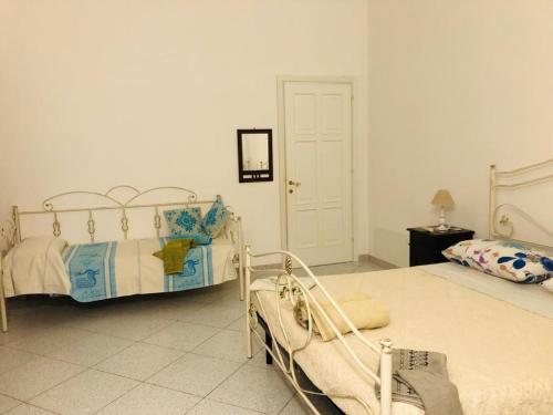 1 queen bed, 2 twin beds