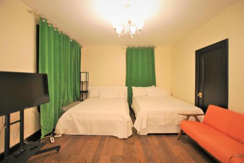 EWR AIRPORT Multilevel Guest House Room with 2-3 Beds