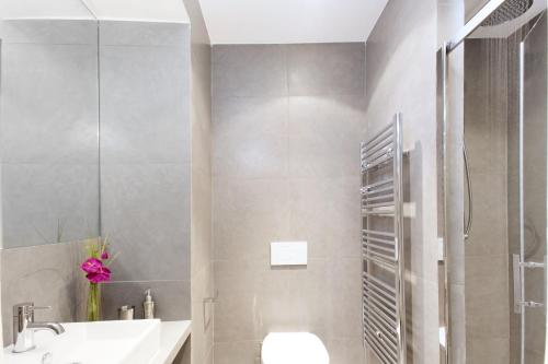 Luxury 3 Bedrooms Grands-Boulevards I by Livinparis - main image
