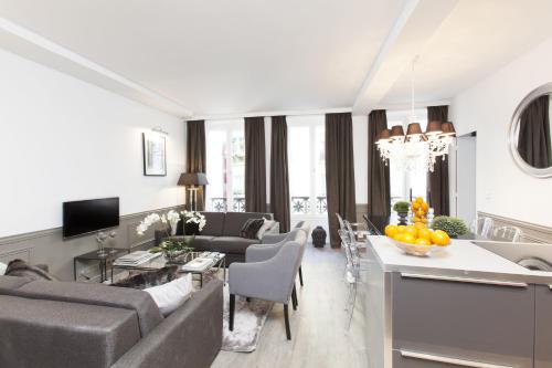 LivinParis - Luxury 3 Bedrooms Grands-Boulevards I, Paryż