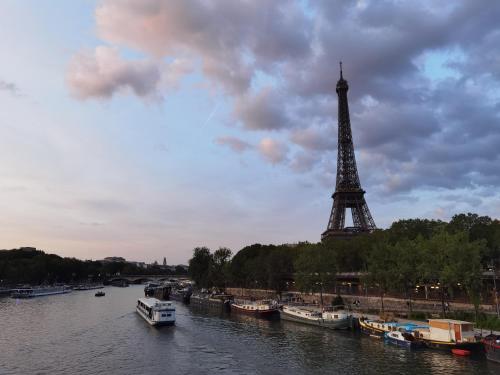 Location courte durée Appartment renové sous La Tour Eiffel - Location saisonnière - Paris