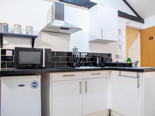 Kitchen, Spacious Studio with Parking - 10 Mins to Leeds Centre in Bramley