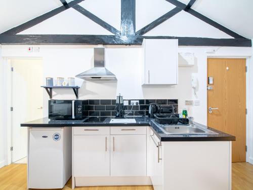 Kitchen, Spacious Studio with Parking - 10 Mins to Leeds Centre in Bramley