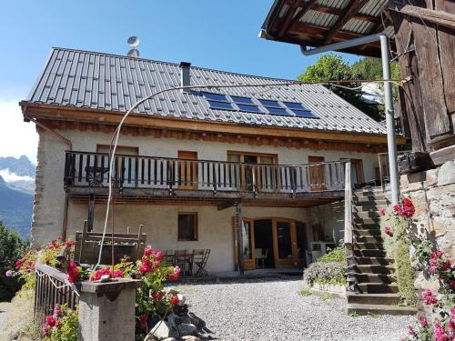 Apartment Cascade 3 minutes from Alpe d Huez Grand Domaine via Oz en Oisans