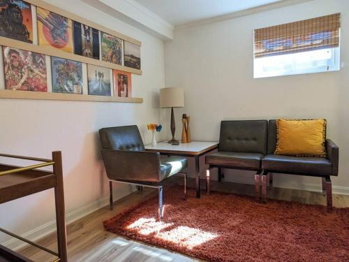 Retro suite with separate office walking- distance to downtown Silver Spring!