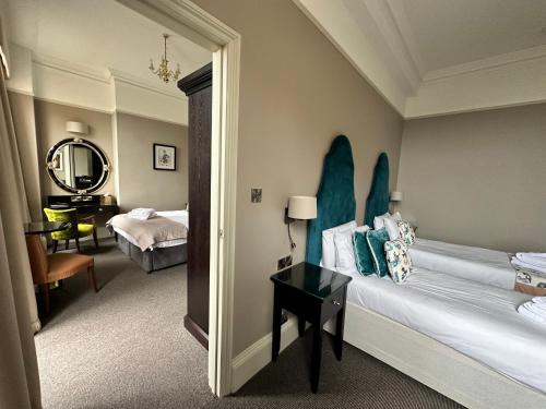 1 double bed, 1 twin bed