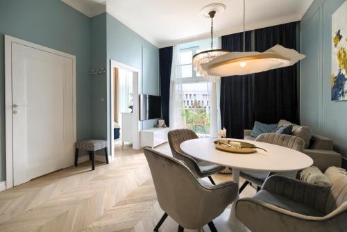 One-Bedroom Apartment room in AboutArtApartments - By the river