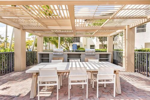 Comfy Apartments at Sheridan Ocean Club in Florida in Dania Beach, USA