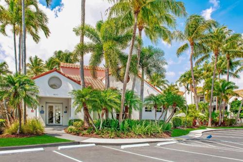 Comfy Apartments at Sheridan Ocean Club in Florida in Dania Beach, USA