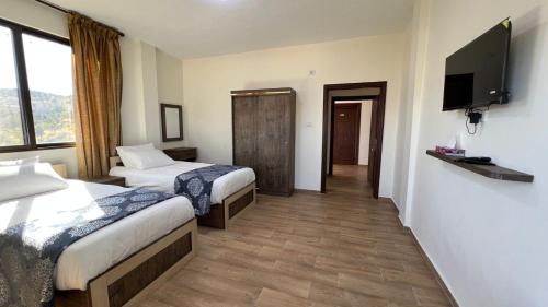 ห้องส่วนกลางสำหรับนั่งเล่น/ดูทีวี, Al-jabal castle Hotel - Ajloun in อัญลูน