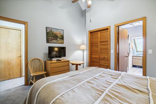 Enjoy this fashionable three bedroom three bathroom Condo D19 in Killington, USA