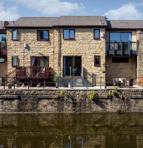 Luxury Canalside home in Leeds in Rodley
