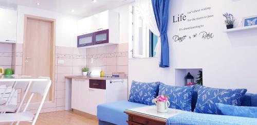  Apartments Sandra in the historical center of the city in Supetar
