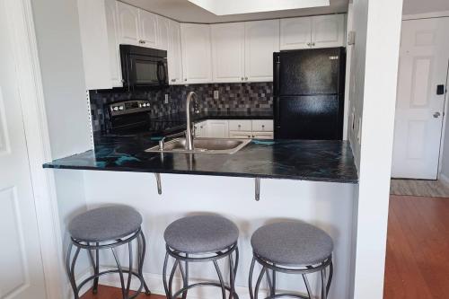 2 Blocks from the beach! - Top floor condo in Jacksonville Beach, USA