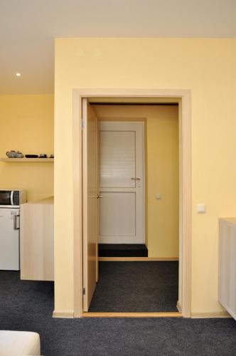 Riga City Center Quiet Apartment with Free Private Parking, Riga (photo 8)
