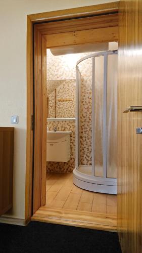 Riga City Center Quiet Apartment with Free Private Parking, Riga (photo 6)
