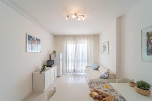 One-Bedroom Apartment image 5