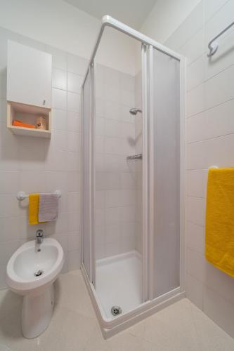 One-Bedroom Apartment image 6