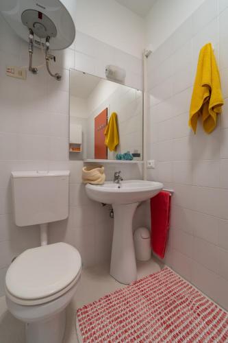 One-Bedroom Apartment image 7