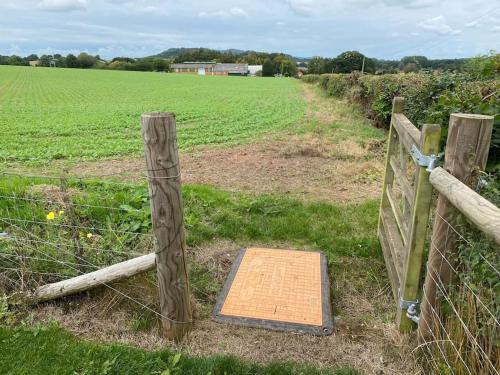 Cosy bungalow with views, walks, garden & parking.