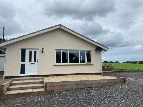 Cosy bungalow with views, walks, garden & parking.