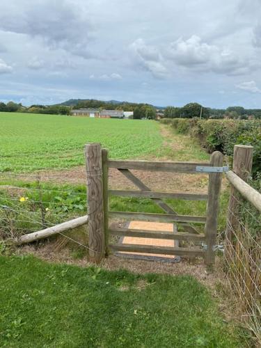 Cosy bungalow with views, walks, garden & parking.