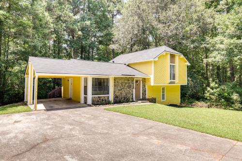 Fairburn Home with 2 Decks, Grill and Outdoor Dining!