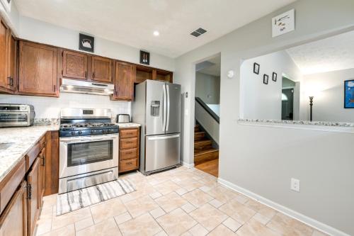 Fairburn Home with 2 Decks, Grill and Outdoor Dining! in Fairburn, USA