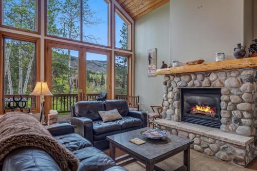 1027- Mountainous Townhome with Private Deck Pool Spa