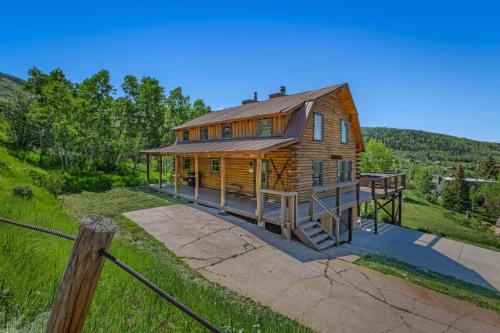 1028 Alpenhaus Lodge with Large Deck Spa Panoramic Views