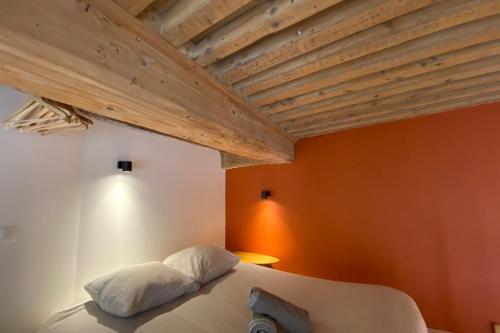 Charming Apartment with Exposed Beams Ainay District Lyon, Lyon (photo 9)