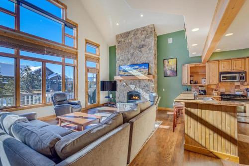 1039- Stunning 4BD 4BA Townhome Close to the Slopes