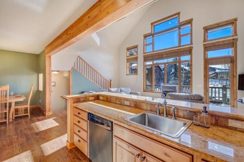1039- Stunning 4BD 4BA Townhome Close to the Slopes
