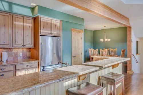 1039- Stunning 4BD 4BA Townhome Close to the Slopes