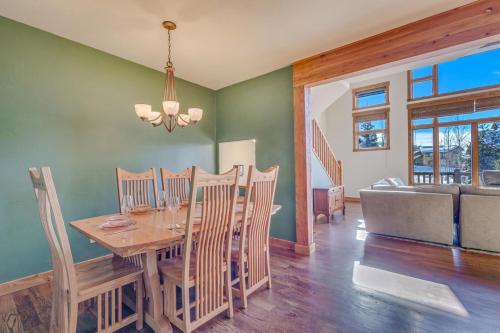 1039- Stunning 4BD 4BA Townhome Close to the Slopes