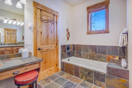 1039- Stunning 4BD 4BA Townhome Close to the Slopes