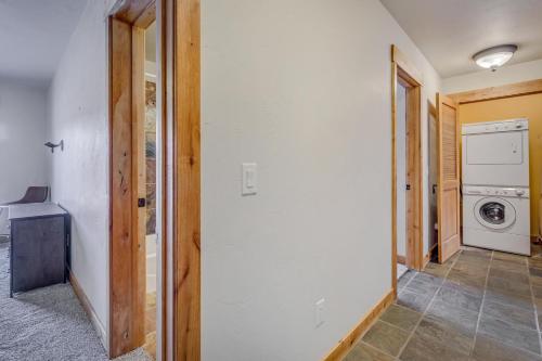 1039- Stunning 4BD 4BA Townhome Close to the Slopes