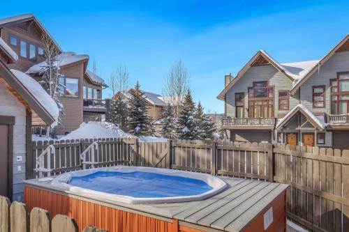 1039- Stunning 4BD 4BA Townhome Close to the Slopes