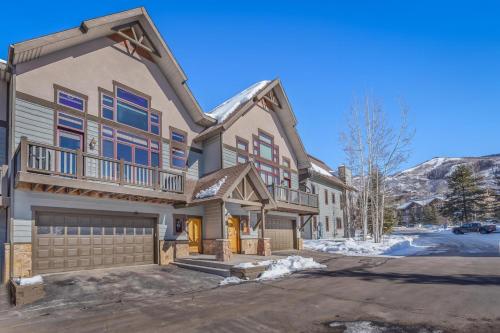 1039- Stunning 4BD 4BA Townhome Close to the Slopes