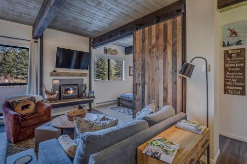 1040 Remodeled Ski in Ski out Condo on the Slopes
