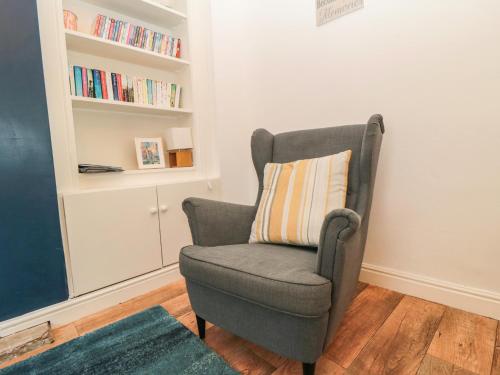 22 St Marys Walk - image 5