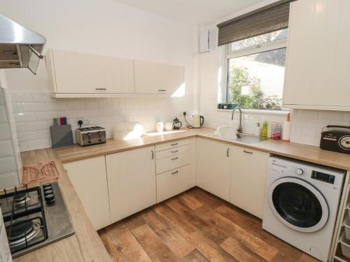 22 St Marys Walk - image 2