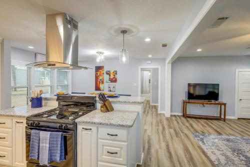 Sunny Hearne Home Near Universities! in Hearne (Texas)