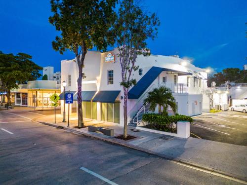 Exterior view, The Sunset Inn-South Miami near Texas de Brazil - Miami Dadeland Mall