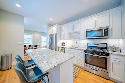 Remodeled Kc Getaway Home Away From Home! in Kansas City, USA