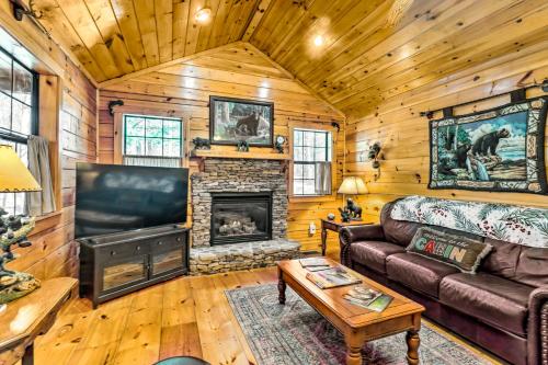 B&B Tellico Plains - Cozy Tellico Plains Getaway with Deck, Fire Pit - Bed and Breakfast Tellico Plains