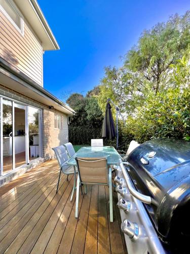 Facilities, Rosebud Lovely House 2 - Mornington Peninsula 4 BR 3 Bath 2 story holiday house - BBQ - Beach - Hot  near Herman Street Reserve