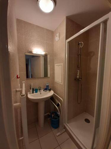 Kylpyhuone, une chambre pour 1 ou 2 personnes avec 2 salles de bains communes à Lognes chez l'habitant (une chambre pour 1 ou 2 personnes avec 2 salles de bains communes a Lognes chez l'habitant) in Lognes